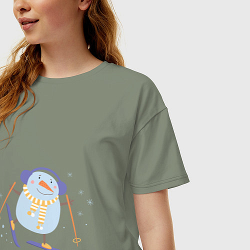 Женская футболка оверсайз Снеговик катается на лыжах / Авокадо – фото 3