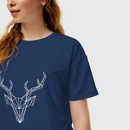 Женская футболка оверсайз Белая полигональная голова оленя / Тёмно-синий – фото 3