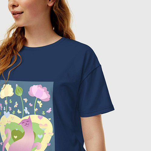 Женская футболка оверсайз Милая кошечка среди бабочек и цветов / Тёмно-синий – фото 3
