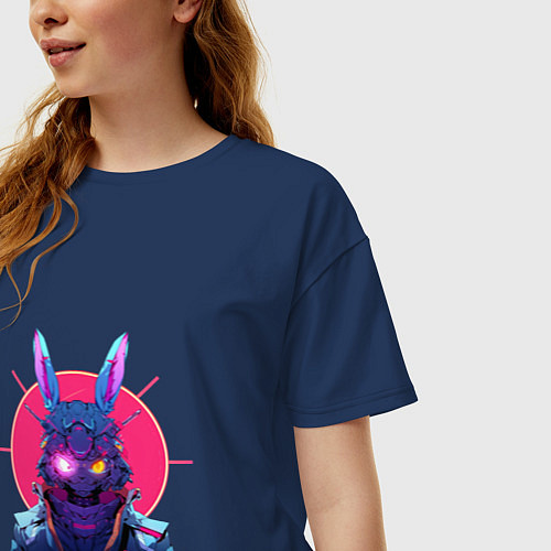 Женская футболка оверсайз Заяц-робот в неоновом свете / Тёмно-синий – фото 3