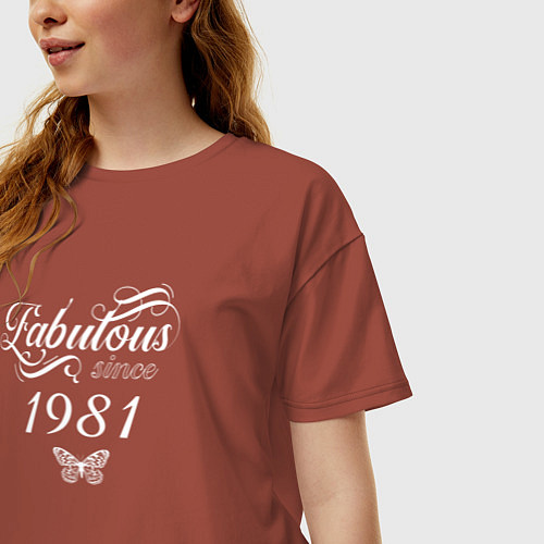 Женская футболка оверсайз Fabulous since 1981 / Кирпичный – фото 3