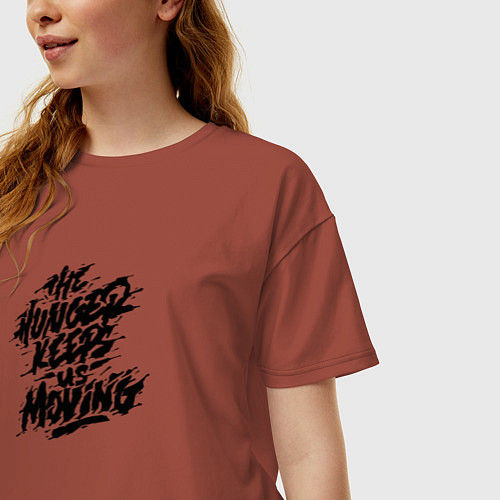 Женская футболка оверсайз Hunger keeps us moving: black / Кирпичный – фото 3
