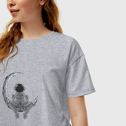 Женская футболка оверсайз Космонавт размышляет на луне / Меланж – фото 3
