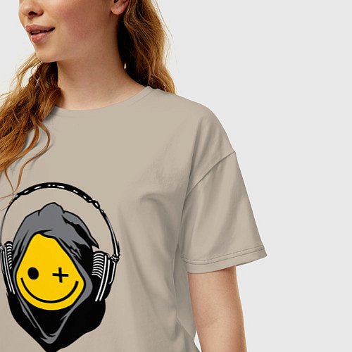 Женская футболка оверсайз Смайлик в наушниках smiley face in headphones / Миндальный – фото 3