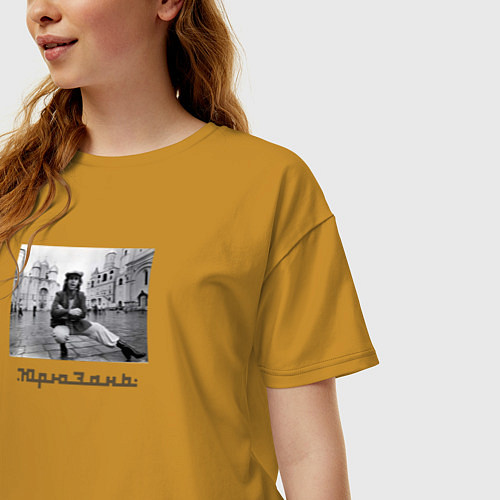 Женская футболка оверсайз Элтон Джон в Кремле / Горчичный – фото 3