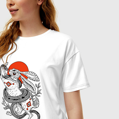 Женская футболка оверсайз Борьба зайца со змеей / Белый – фото 3