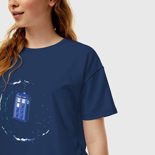 Женская футболка оверсайз Tardis space / Тёмно-синий – фото 3