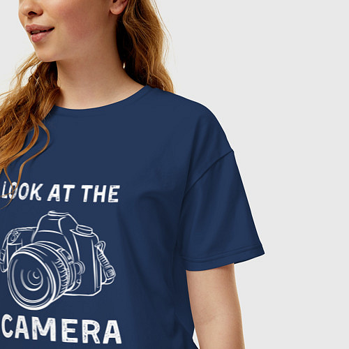 Женская футболка оверсайз Смотри в камеру / Тёмно-синий – фото 3