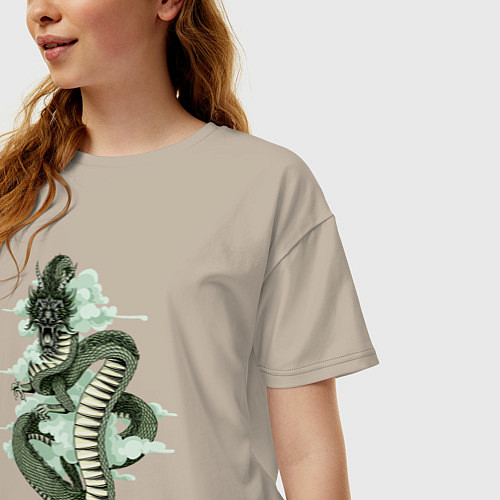 Женская футболка оверсайз Зеленый дракон в облаках / Миндальный – фото 3