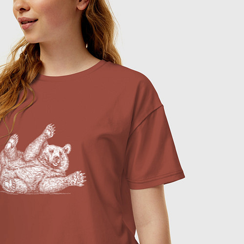 Женская футболка оверсайз Медведь лежит играет / Кирпичный – фото 3