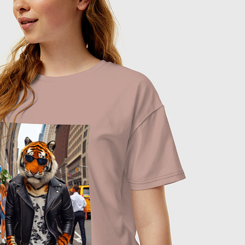 Женская футболка оверсайз Cool tiger on the streets of New York - ai art / Пыльно-розовый – фото 3