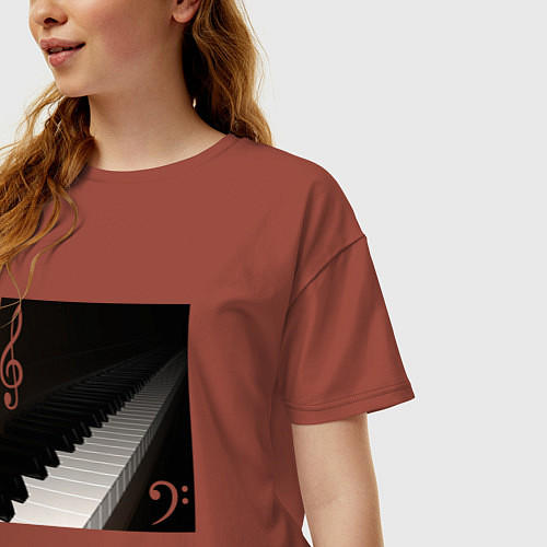 Женская футболка оверсайз Скрипичный и басовый ключи с клавиатурой фортепиан / Кирпичный – фото 3
