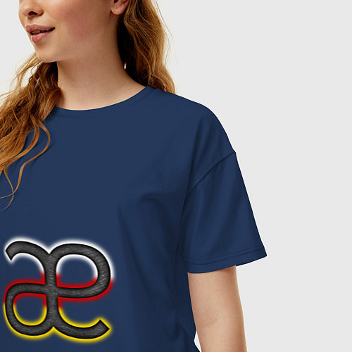 Женская футболка оверсайз Буква осетинского алфавита с национальным триколор / Тёмно-синий – фото 3