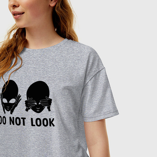 Женская футболка оверсайз Черный пришелец - do not look / Меланж – фото 3