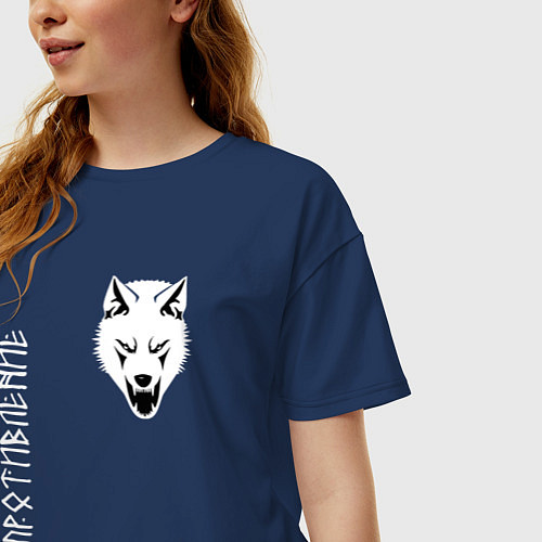 Женская футболка оверсайз Символика сопротивления - белый волк / Тёмно-синий – фото 3
