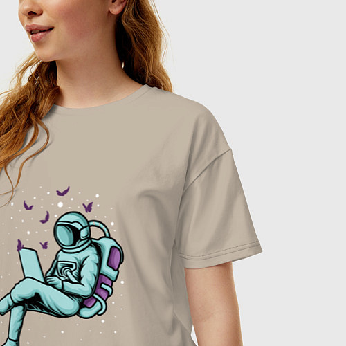 Женская футболка оверсайз Космонавт работает за ноутбуком / Миндальный – фото 3