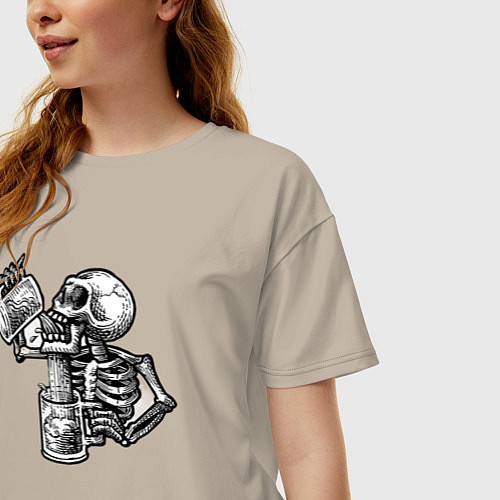 Женская футболка оверсайз Скелет пьет алкоголь / Миндальный – фото 3