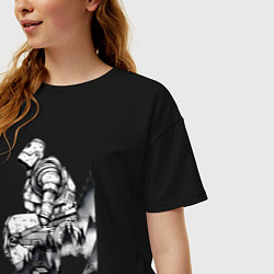Футболка оверсайз женская Робот сидит на холме - Стальной гигант, цвет: черный — фото 2