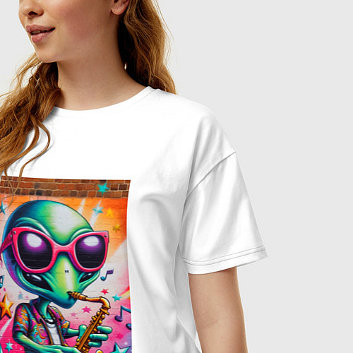 Женская футболка оверсайз Пришелец играет на саксофоне - граффити / Белый – фото 3