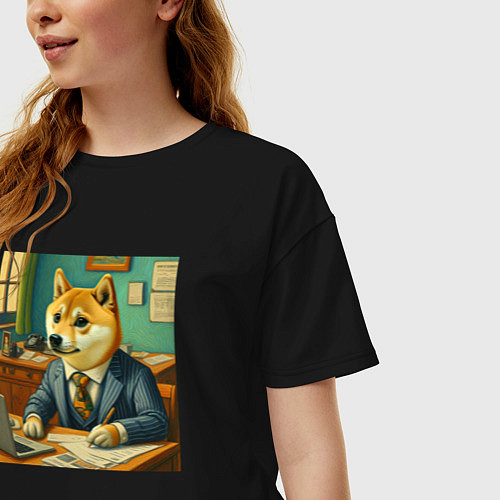Женская футболка оверсайз Мемная собака Doge в костюме грустно работает за с / Черный – фото 3