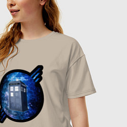 Футболка оверсайз женская Tardis in space, цвет: миндальный — фото 2