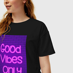Футболка оверсайз женская Неоновая надпись good vibes only и кирпичная стена, цвет: черный — фото 2
