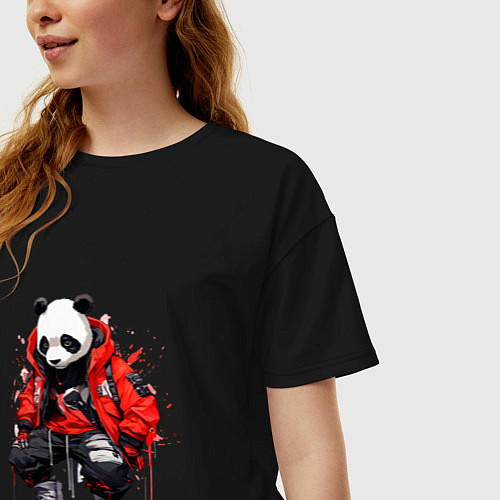 Женская футболка оверсайз Модная панда в красной куртке / Черный – фото 3