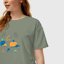 Футболка оверсайз женская Ежики в лесу с веточками и грибами, цвет: авокадо — фото 2
