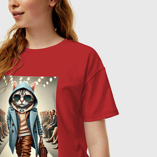 Женская футболка оверсайз Модный кот в очках на дефиле животных / Красный – фото 3