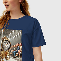 Футболка оверсайз женская Серый кот модель на подиуме, цвет: тёмно-синий — фото 2