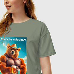 Футболка оверсайз женская Медведь бодибилдер в соломенной шляпе с кружкой пи, цвет: авокадо — фото 2