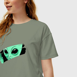 Футболка оверсайз женская Взгляд инопланетянина через стекло, цвет: авокадо — фото 2