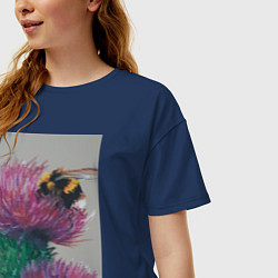 Футболка оверсайз женская Мохнатый шмель на кактусе - живопись, цвет: тёмно-синий — фото 2