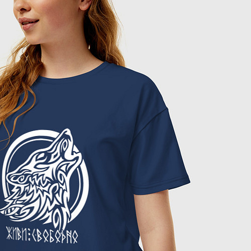 Женская футболка оверсайз Эмблема белый славянский волк / Тёмно-синий – фото 3