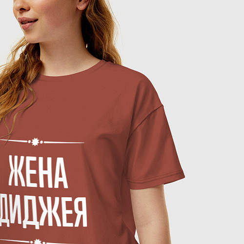 Женская футболка оверсайз Жена диджея на темном / Кирпичный – фото 3