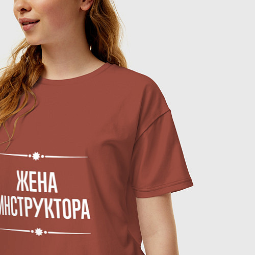 Женская футболка оверсайз Жена инструктора на темном / Кирпичный – фото 3