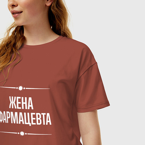 Женская футболка оверсайз Жена фармацевта на темном / Кирпичный – фото 3