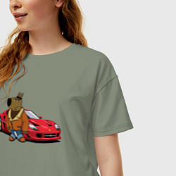 Футболка оверсайз женская Чиловый парень на красном автомобиле, цвет: авокадо — фото 2