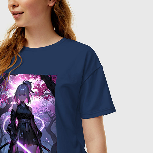 Женская футболка оверсайз Девушка с катаной на фоне цветущей сакуры / Тёмно-синий – фото 3