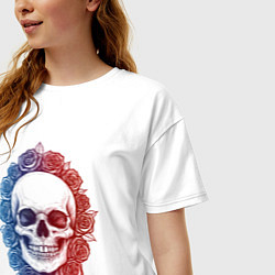 Футболка оверсайз женская Череп и сине-красные розы, цвет: белый — фото 2