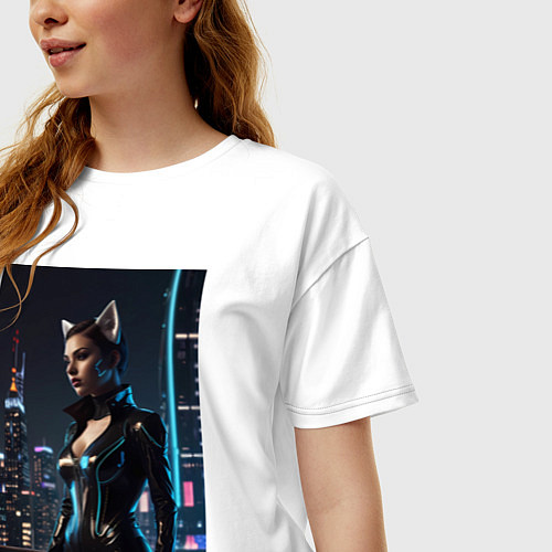 Женская футболка оверсайз Девушка с кошачьими ушами стоит на фоне небоскребо / Белый – фото 3