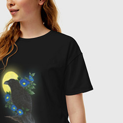 Футболка оверсайз женская Чёрный ворон на ветке под луной среди синих цветов, цвет: черный — фото 2