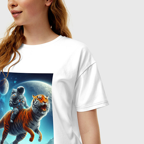 Женская футболка оверсайз Космонавт верхом на тигрозавре - затерянная планет / Белый – фото 3