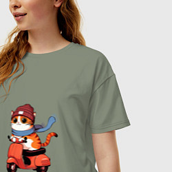 Футболка оверсайз женская Кот в шапке на скутере, цвет: авокадо — фото 2