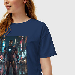 Футболка оверсайз женская Железный человек посреди ночного города, цвет: тёмно-синий — фото 2