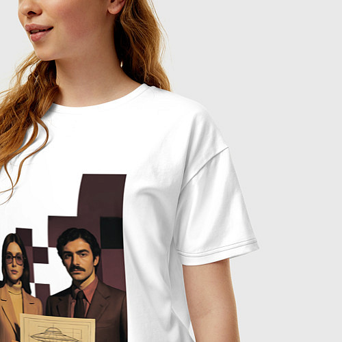 Женская футболка оверсайз Мужчина и девушка держат схему НЛО ретрофутуризм п / Белый – фото 3