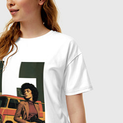 Футболка оверсайз женская Девушка с автоматом на фоне минивэна ретрофутуризм, цвет: белый — фото 2