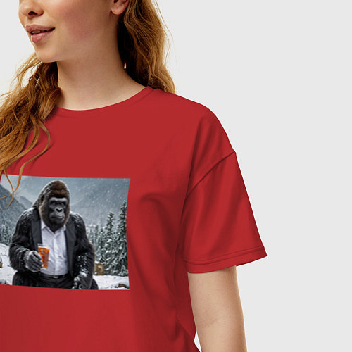 Женская футболка оверсайз Горилла в костюме: зимний релакс / Красный – фото 3