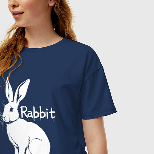 Женская футболка оверсайз Белый кролик с надписью / Тёмно-синий – фото 3