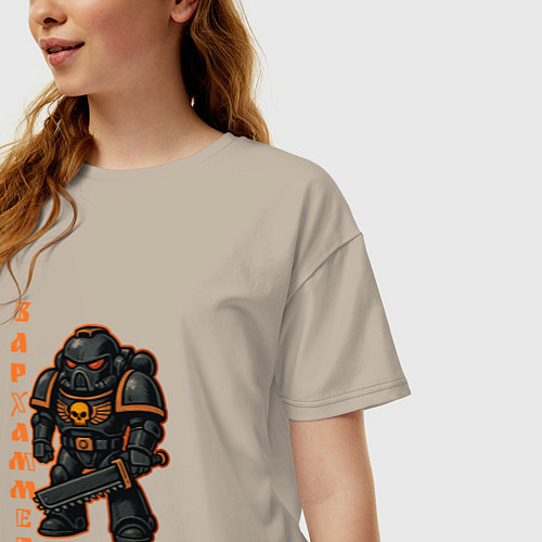 Женская футболка оверсайз Космический десантник с оранжевыми вставками / Миндальный – фото 3